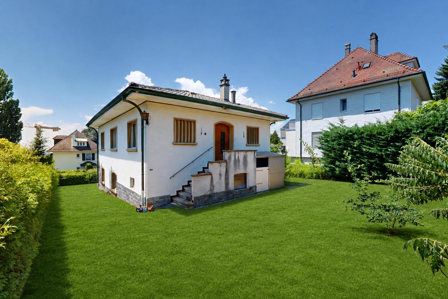 außenansicht mit day time, stuckverkleidung, property visible, schornstein, und rasen