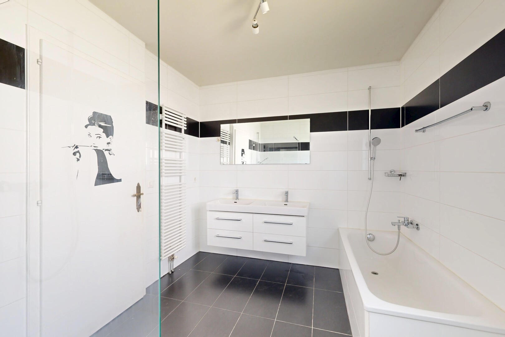bad mit handtuchwärmer, dark floor, komplettes badezimmer, spiegel, und inside property