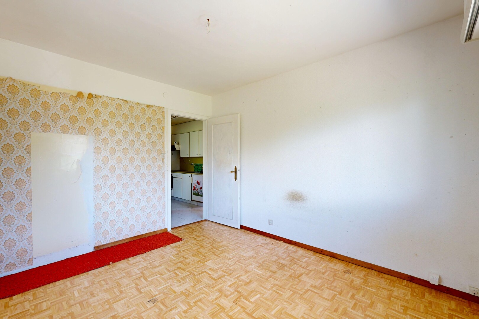 leerer raum mit parquet floor, holzfußboden, wood finish floor, sockelleisten, und baseboards wall