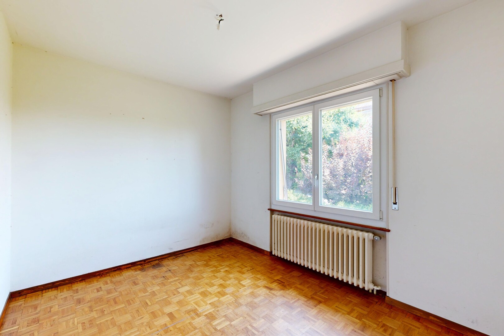 leerer raum mit kühler, gipskartonwand, drywall, natürliches licht, und natural light
