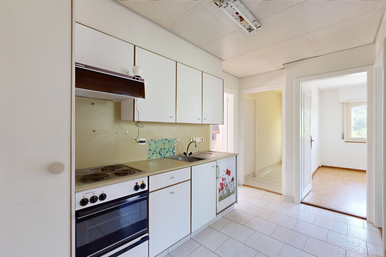 küche mit weiße schränke, white cabinets, arbeitsplatten, light countertops, und dunstabzugshaube