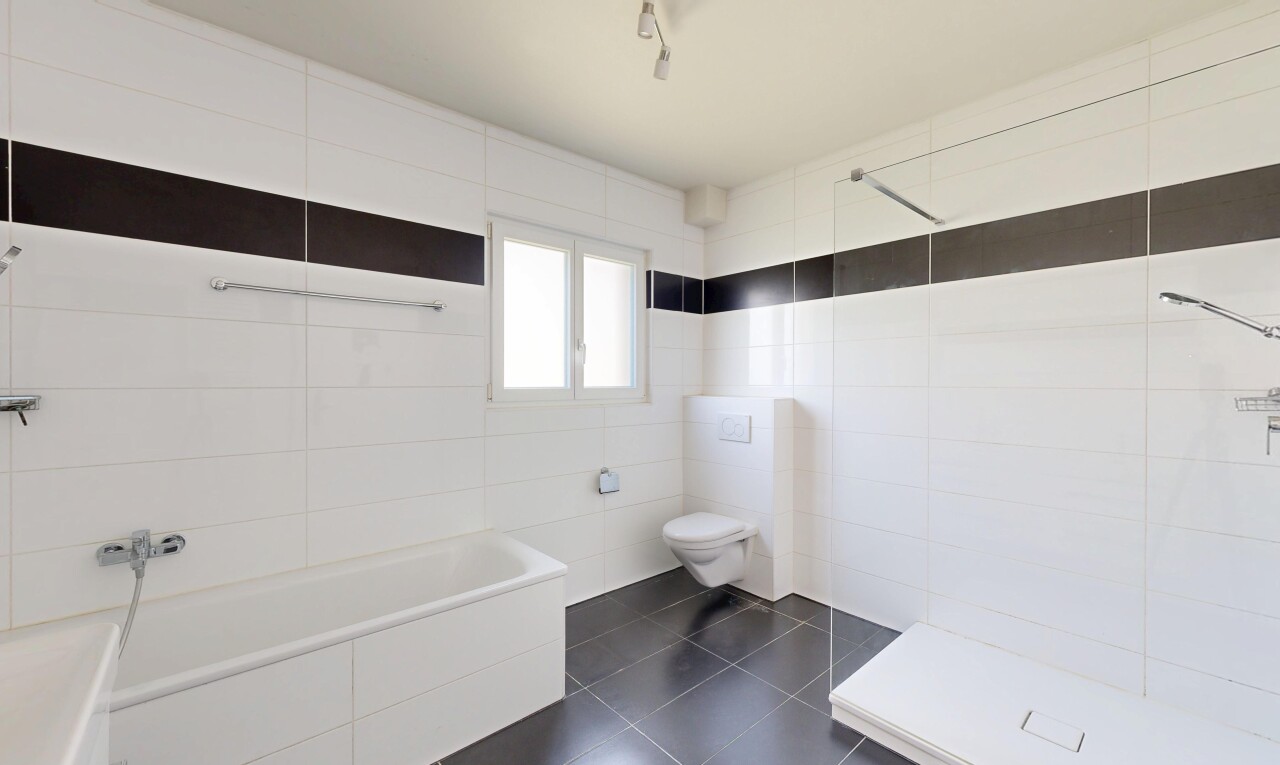 bad mit komplettes badezimmer, dark floor, dusche, fliesenwand, und tile wall