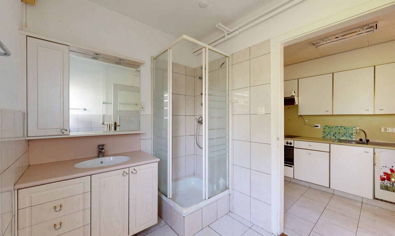 bad mit dusche, schminktisch, komplettes badezimmer, light floor, und inside property