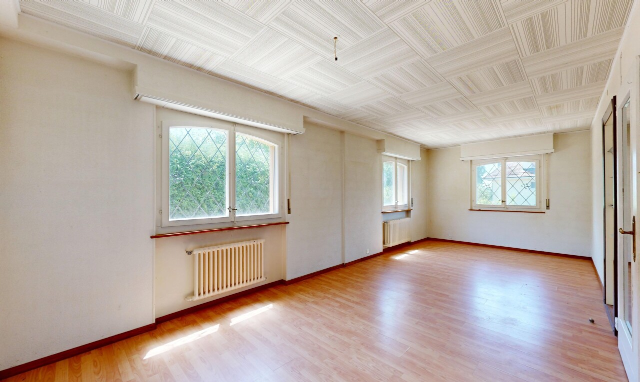leerer raum mit holzfußboden, wood finish floor, kühler, inside property, und natürliches licht