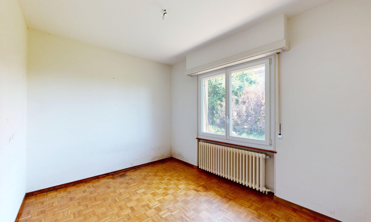 leerer raum mit kühler, gipskartonwand, drywall, natürliches licht, und natural light