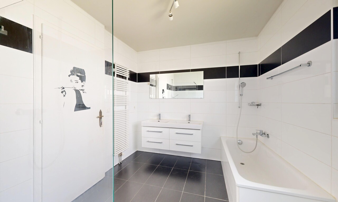 bad mit handtuchwärmer, dark floor, komplettes badezimmer, spiegel, und inside property