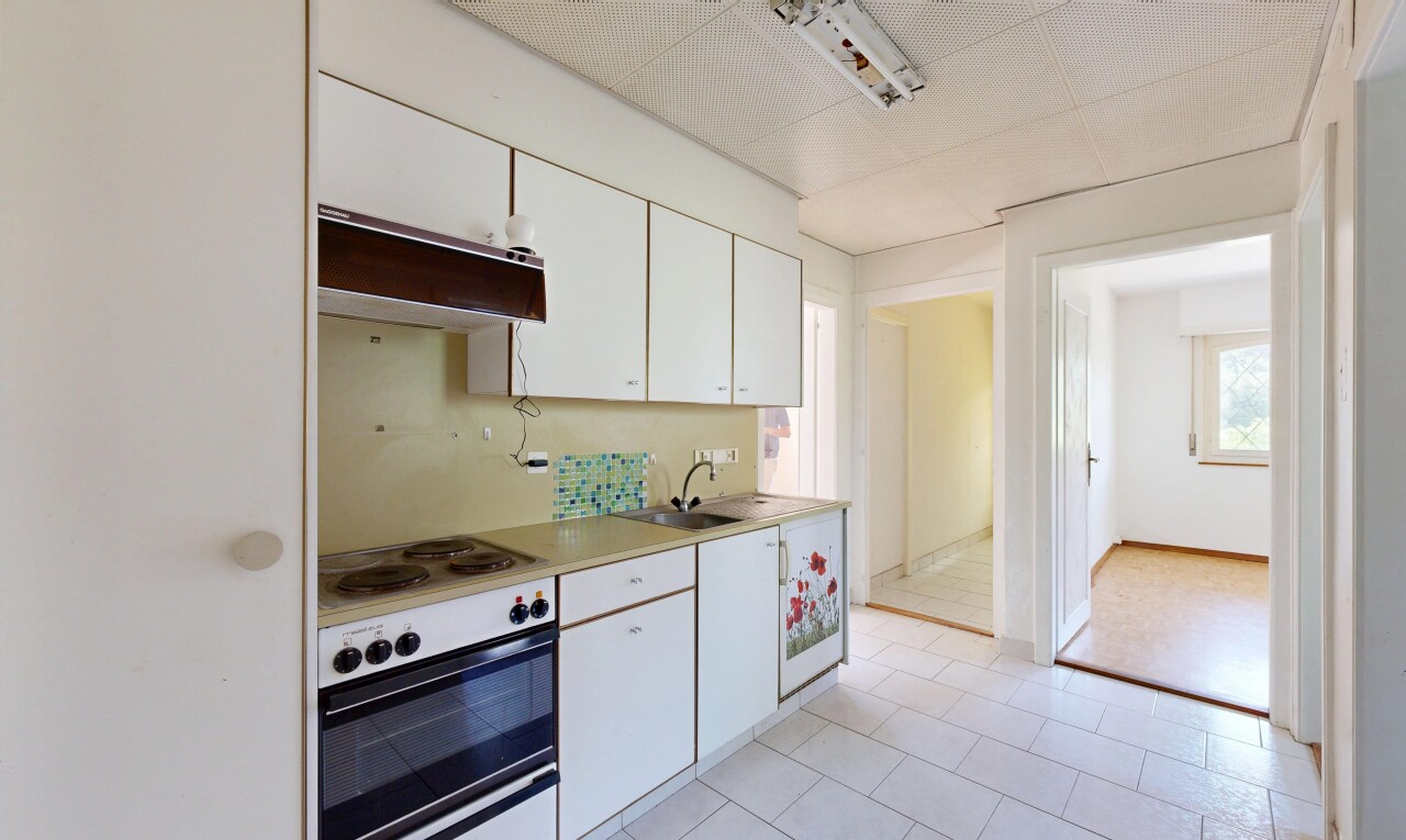 küche mit weiße schränke, white cabinets, arbeitsplatten, light countertops, und dunstabzugshaube