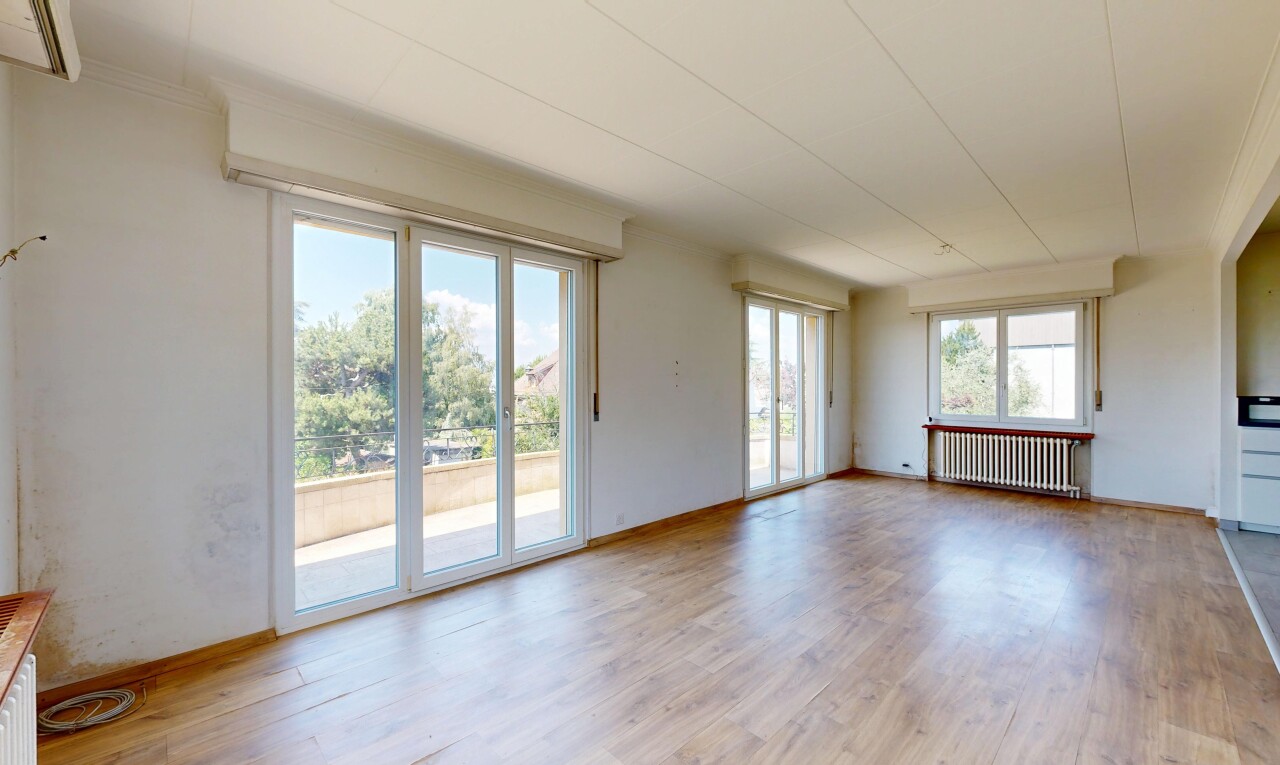 leerer raum mit holzfußboden, wood finish floor, inside property, natürliches licht, und natural light