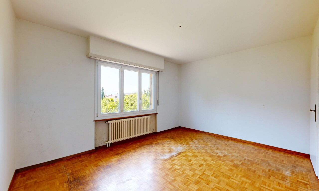 leerer raum mit gipskartonwand, drywall, kühler, inside property, und natürliches licht