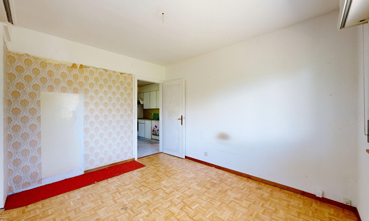 leerer raum mit parquet floor, holzfußboden, wood finish floor, sockelleisten, und baseboards wall