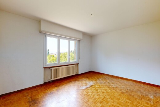 leerer raum mit gipskartonwand, drywall, kühler, inside property, und natürliches licht