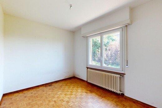 leerer raum mit kühler, gipskartonwand, drywall, natürliches licht, und natural light