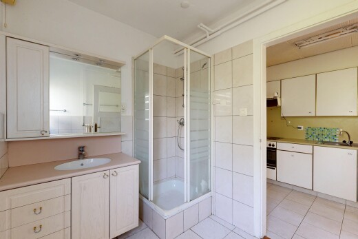 bad mit dusche, schminktisch, komplettes badezimmer, light floor, und inside property