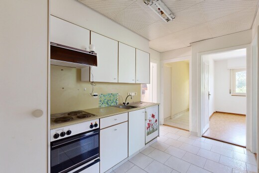 küche mit weiße schränke, white cabinets, arbeitsplatten, light countertops, und dunstabzugshaube