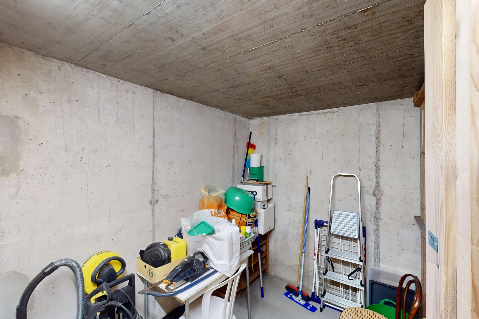 innenraum mit betonboden, betonmauer, und betondecke