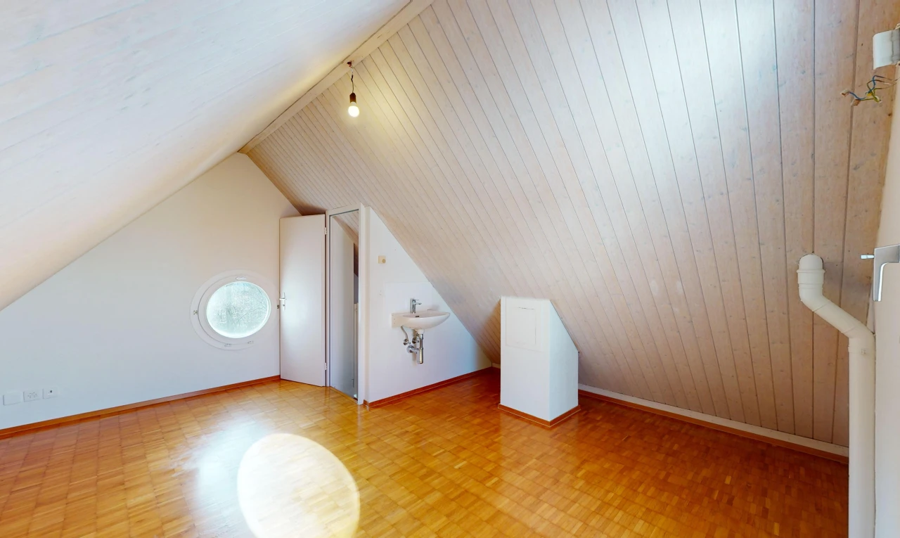 leerer raum mit niedrige decke, waschbecken, holzwand, und dachschräge
