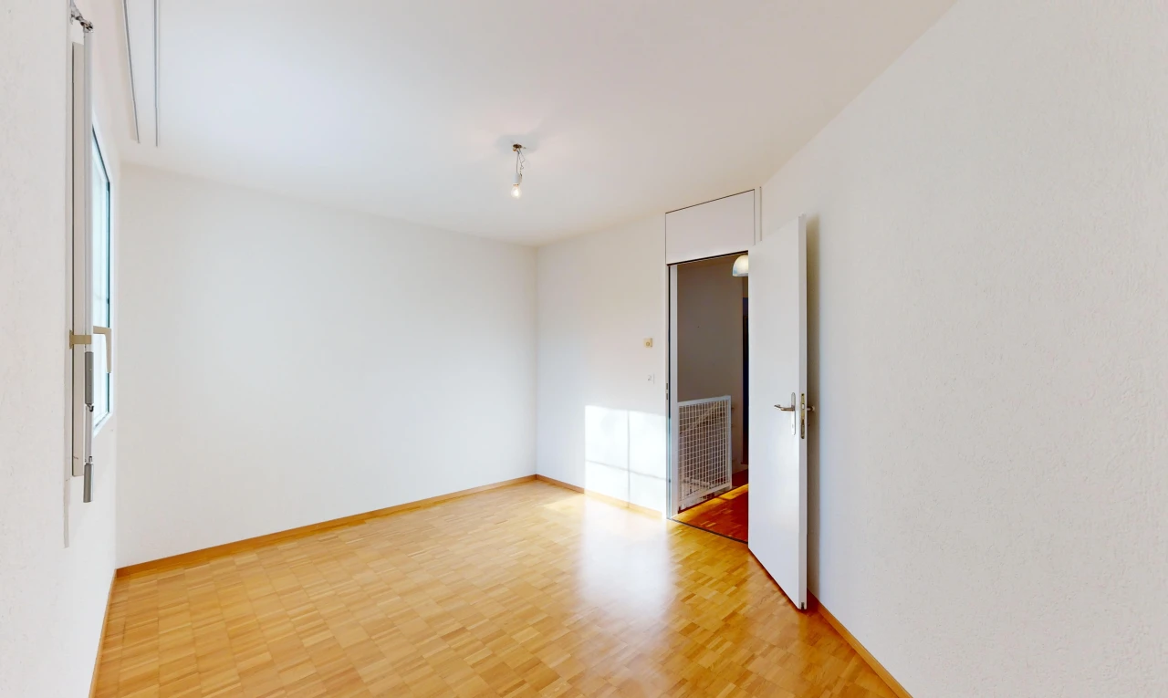 leerer raum mit lüftungsgitter, parkettboden, und natürliches licht