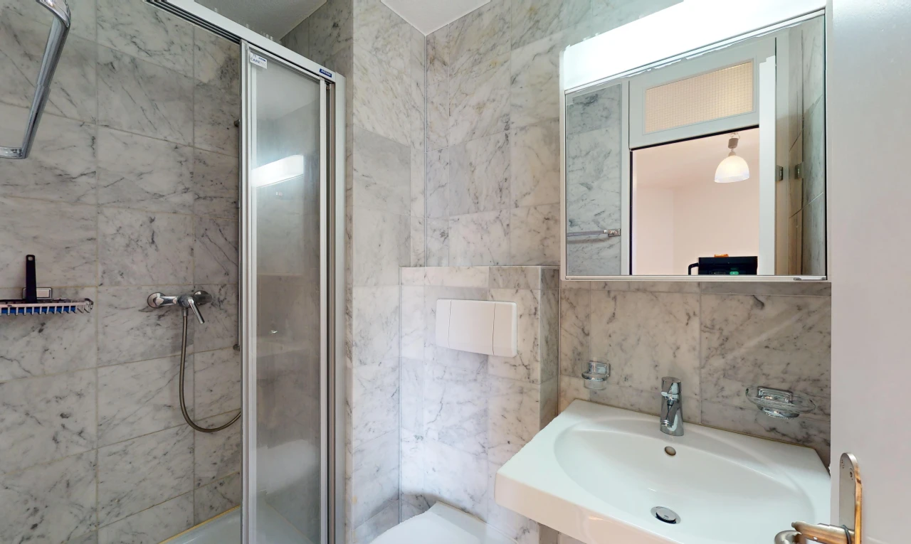 bad mit waschbecken, spiegel, und fliesenwand