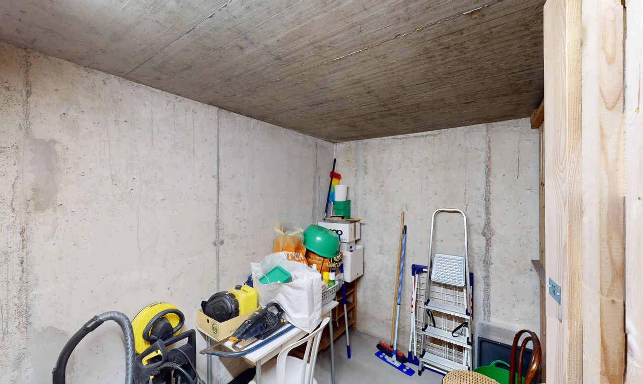 innenraum mit betonboden, betonmauer, und betondecke