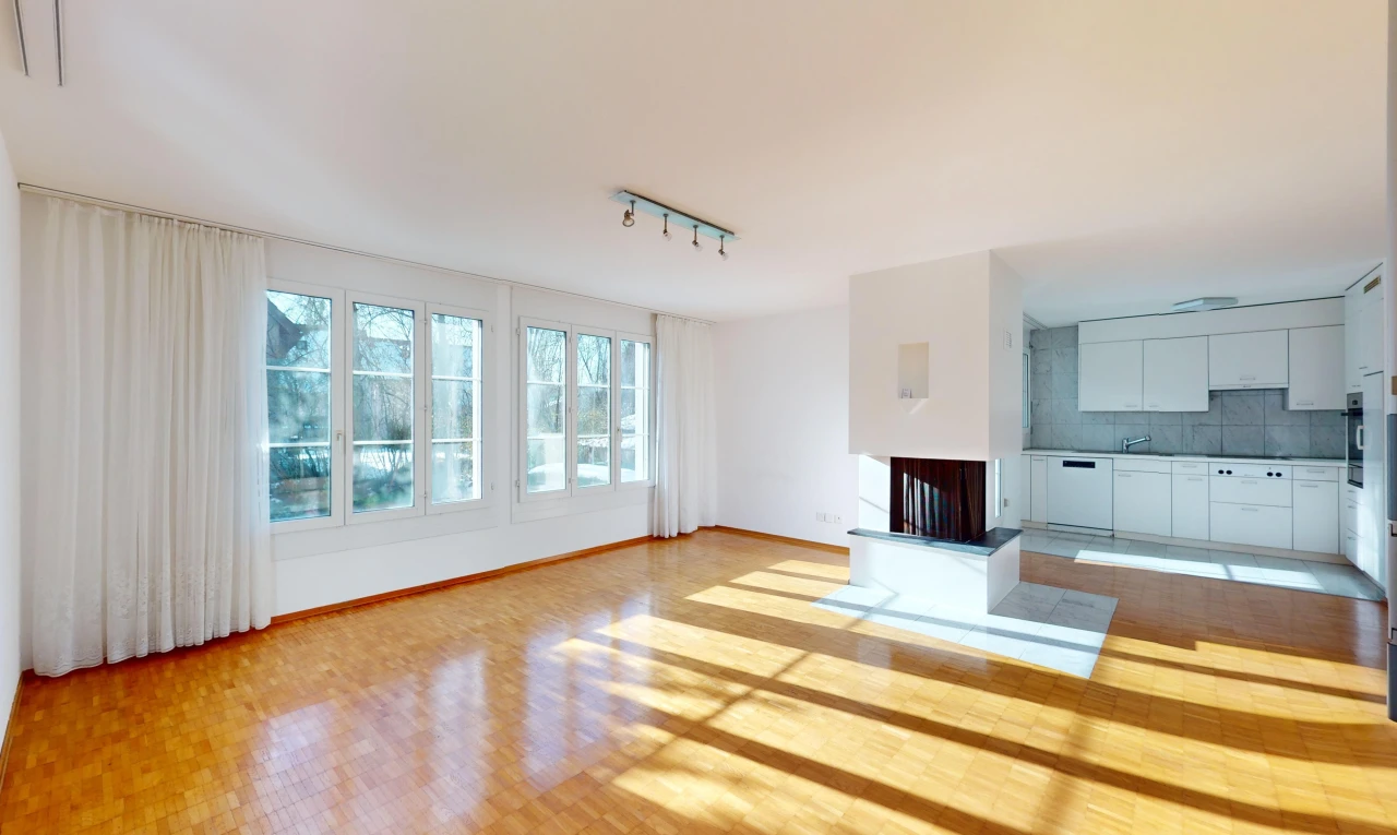 wohnzimmer mit natürliches licht und deckenbeleuchtung