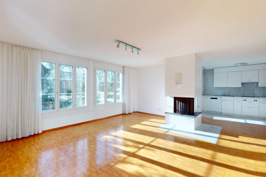 wohnzimmer mit natürliches licht und deckenbeleuchtung