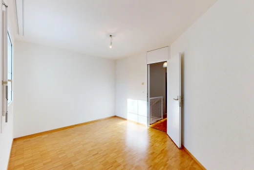 leerer raum mit lüftungsgitter, parkettboden, und natürliches licht