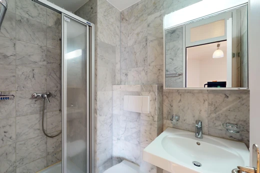 bad mit waschbecken, spiegel, und fliesenwand