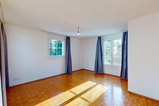 leerer raum mit parkettboden und natürliches licht