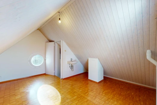 leerer raum mit niedrige decke, waschbecken, holzwand, und dachschräge