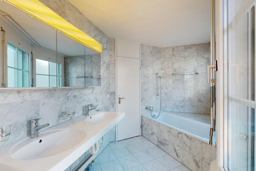 bad mit fliesenboden, spiegel, kombiniertes bad / dusche, doppelwaschbecken, und natürliches licht