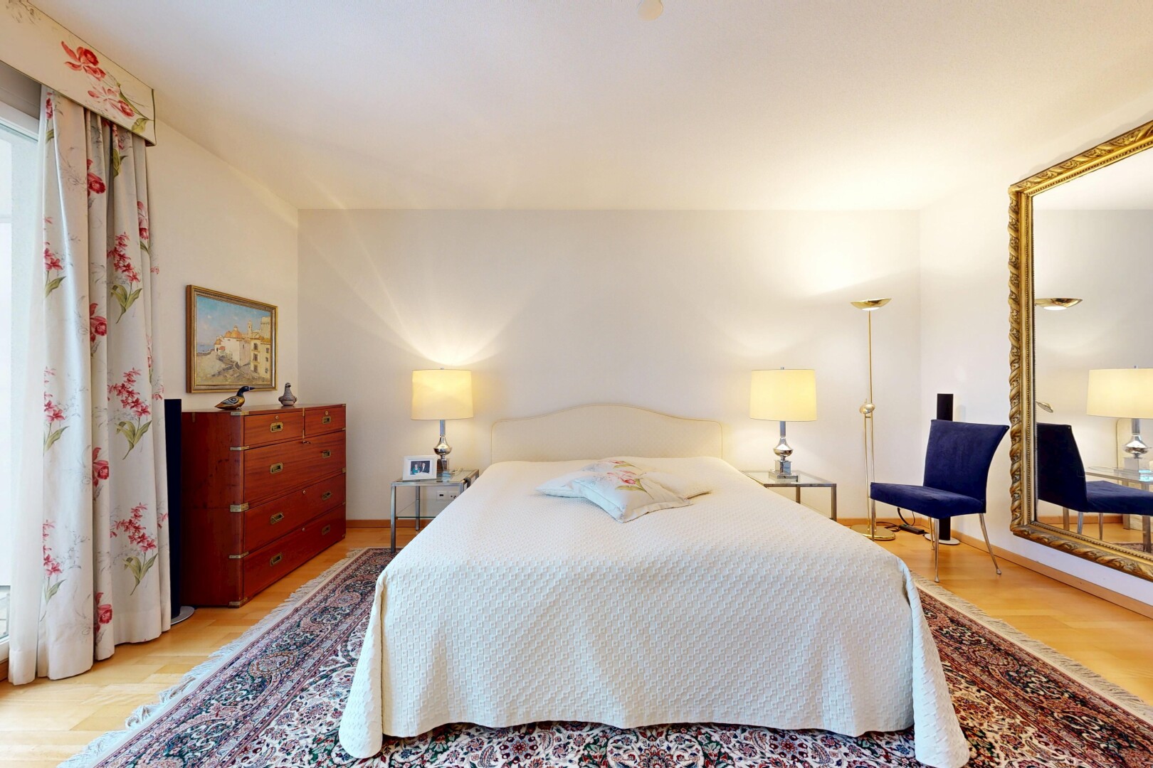 zimmer / schlafzimmer mit inside property, gipskartonwand, drywall, holzfußboden, und wood finish floor