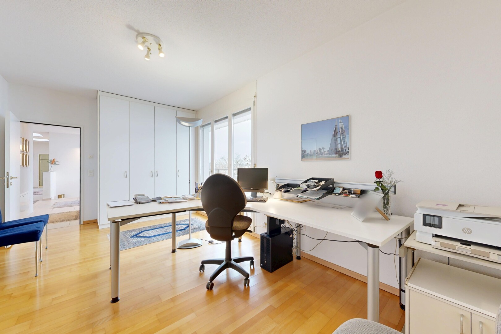 bureau avec espace bureau, lumière naturelle, natural light, sol en finition bois, et wood finish floor