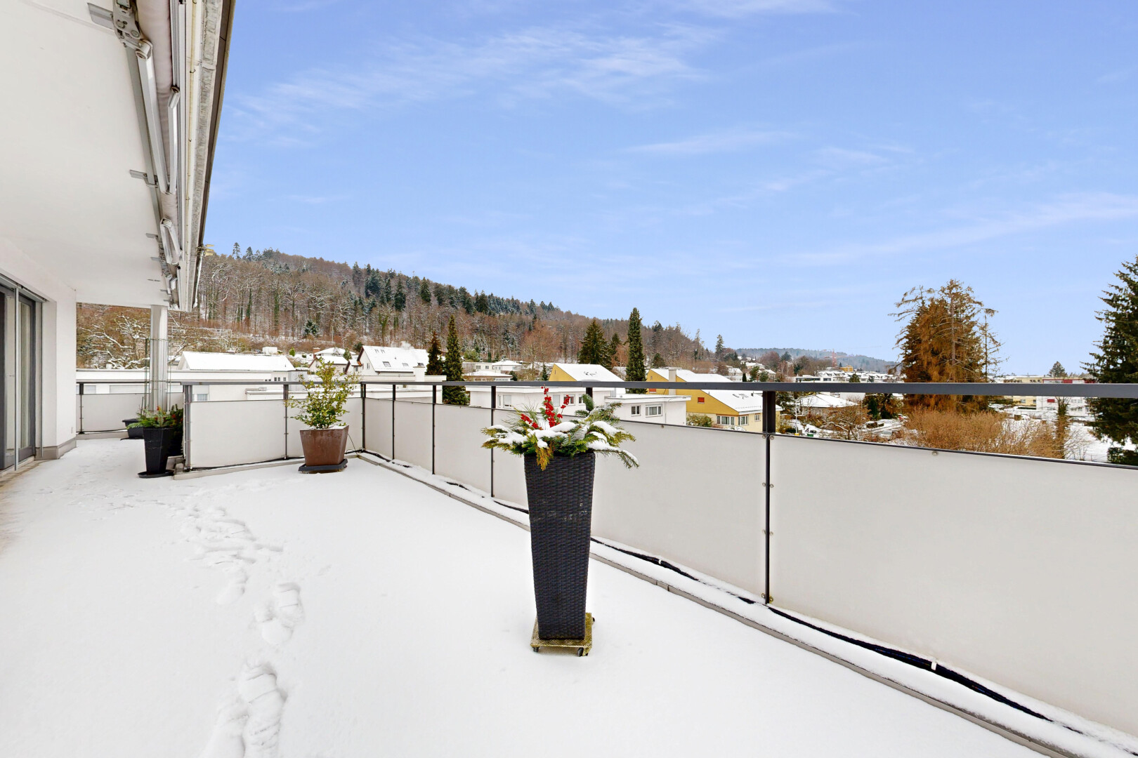 terrasse avec from property, gril, day time, et snow