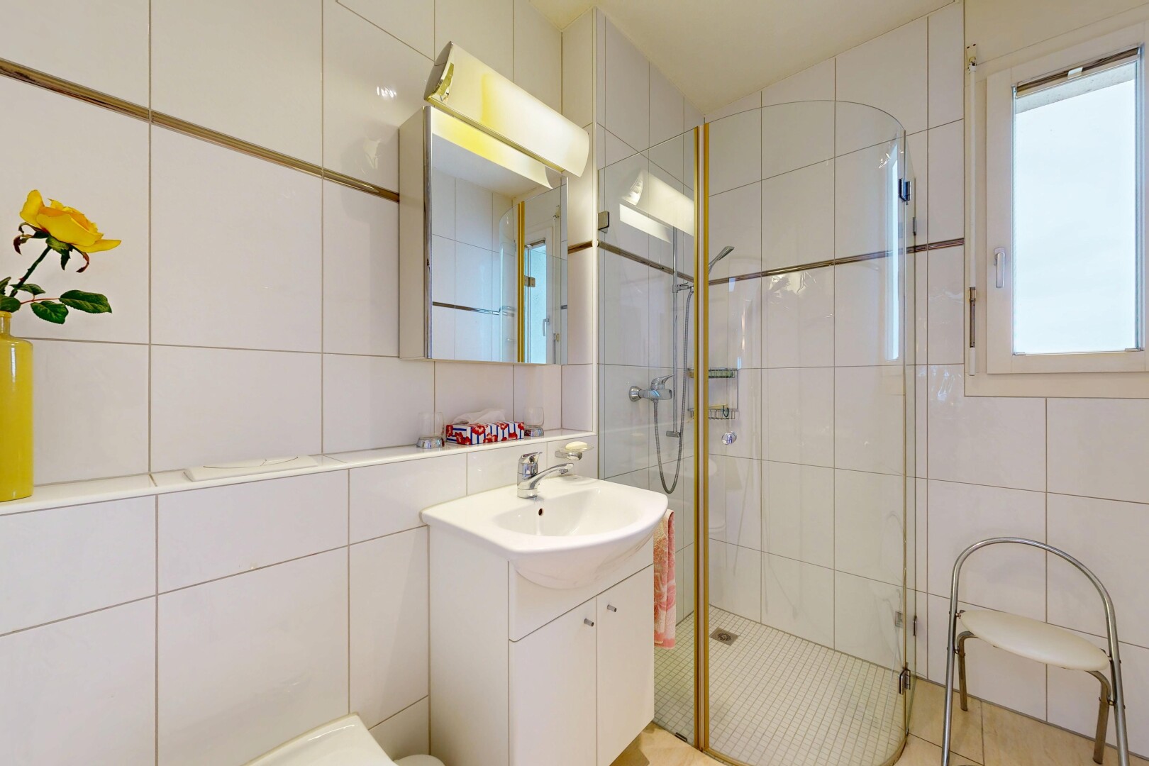 salle de bains avec mur en carrelage, tile wall, salle de bain complète, douche, et lavabo (ou coiffeuse selon le contexte)