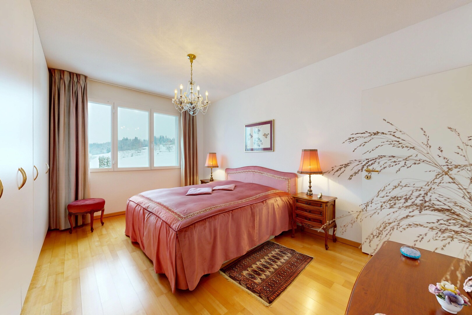 chambre avec lustre remarquable, sol en finition bois, wood finish floor, cloison sèche, et drywall