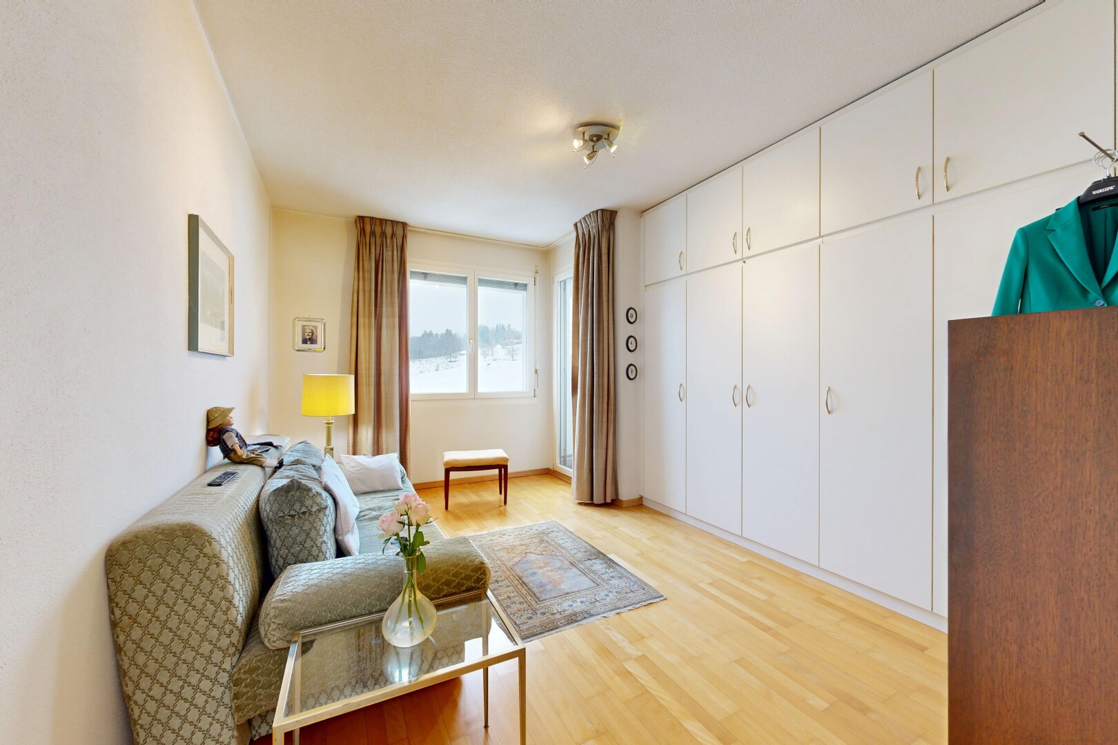 salon avec inside property, sol en finition bois, wood finish floor, lumière naturelle, et natural light