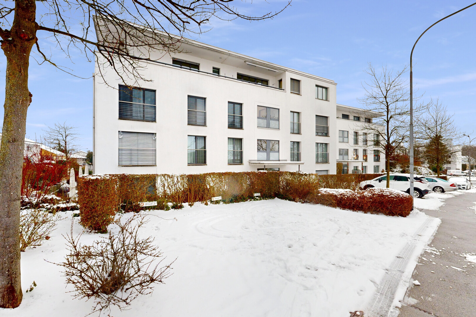 extérieur du bâtiment avec vue sur le complexe d'appartements, apartment complex view, snow, day time, et from community