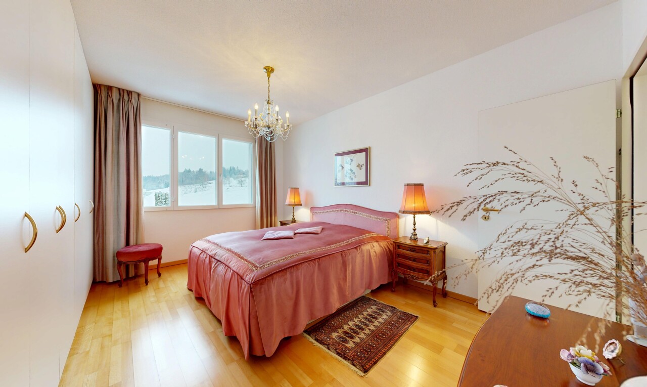 chambre avec lustre remarquable, sol en finition bois, wood finish floor, cloison sèche, et drywall