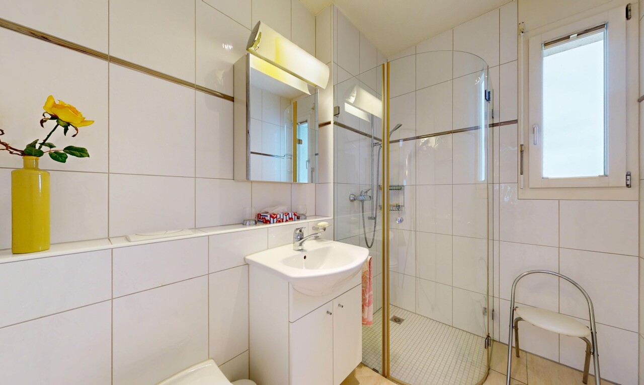 salle de bains avec mur en carrelage, tile wall, salle de bain complète, douche, et lavabo (ou coiffeuse selon le contexte)