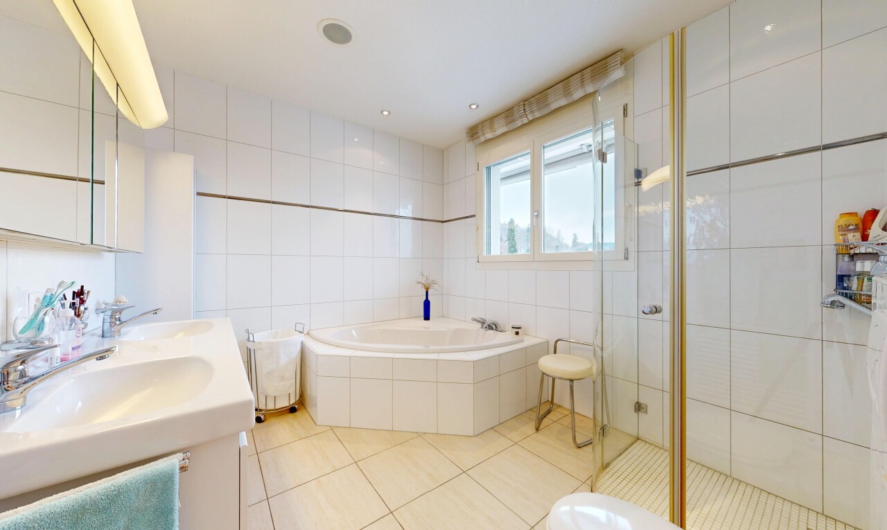 salle de bains avec miroir, douche, mur en carrelage, tile wall, et salle de bain complète