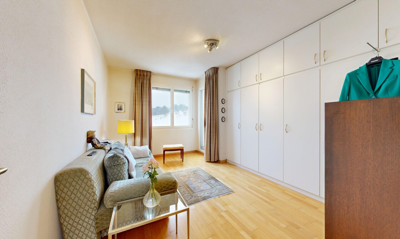 salon avec inside property, sol en finition bois, wood finish floor, lumière naturelle, et natural light