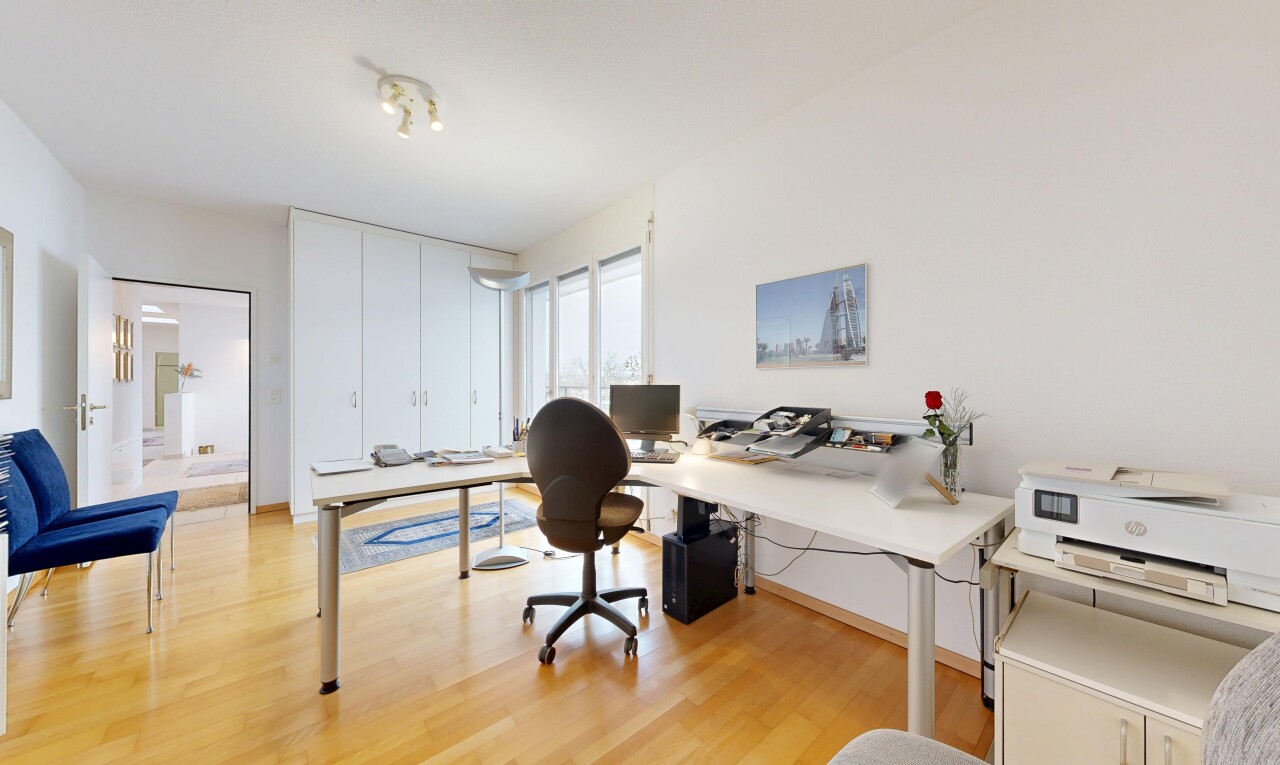bureau avec espace bureau, lumière naturelle, natural light, sol en finition bois, et wood finish floor