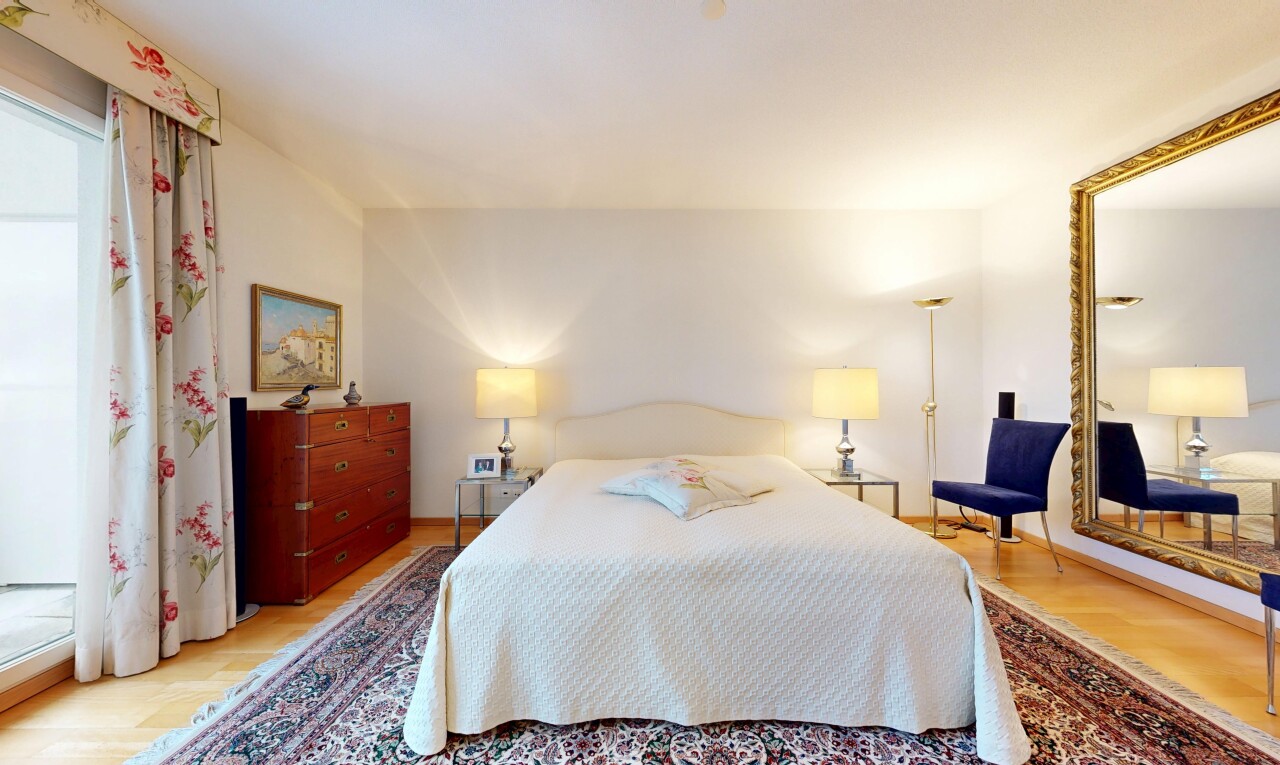 zimmer / schlafzimmer mit inside property, gipskartonwand, drywall, holzfußboden, und wood finish floor