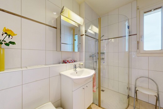 salle de bains avec mur en carrelage, tile wall, salle de bain complète, douche, et lavabo (ou coiffeuse selon le contexte)
