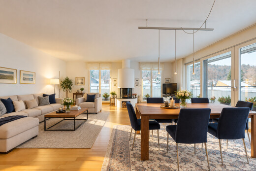salon / salle à manger avec sol en finition bois, wood finish floor, lumière naturelle, cloison sèche, et drywall