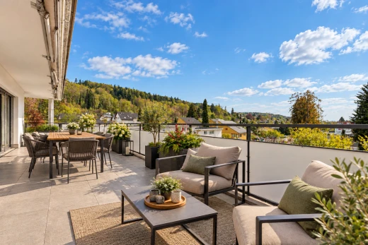 terrasse mit essbereich im freien, view focus, wohnraum im freien, from property, und day time