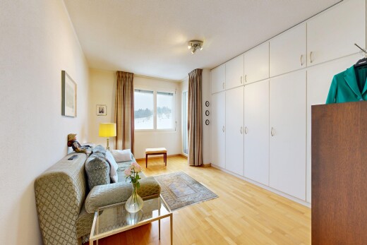 salon avec inside property, sol en finition bois, wood finish floor, lumière naturelle, et natural light