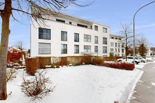 extérieur du bâtiment avec vue sur le complexe d'appartements, apartment complex view, snow, day time, et from community