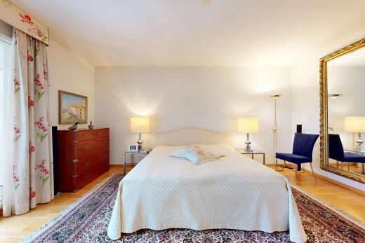 zimmer / schlafzimmer mit inside property, gipskartonwand, drywall, holzfußboden, und wood finish floor