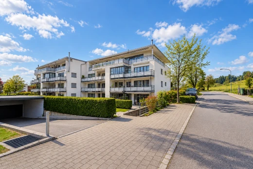 außenansicht mit straßenlaternen, from community, apartment complex view, blick auf wohnanlage, und day time